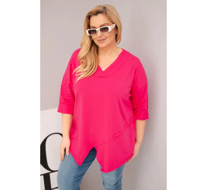 Dámská bavlněná blůza Plus Size s hlubokým výstřihem do V a asymetrickým lemem fuchsie Dámská bavlněná blůza Plus Size s hlubokým výstřihem do V a asymetrickým lemem fuchsie
