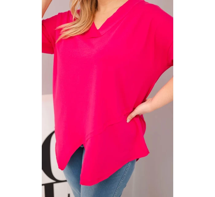 Dámská bavlněná blůza Plus Size s hlubokým výstřihem do V a asymetrickým lemem fuchsie Dámská bavlněná blůza Plus Size s hlubokým výstřihem do V a asymetrickým lemem fuchsie