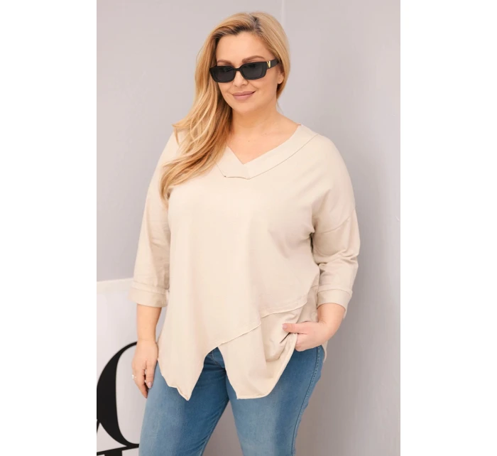 Dámská bavlněná blůza Plus Size s hlubokým výstřihem do V a asymetrickým spodním lemem béžová Dámská bavlněná blůza Plus Size s hlubokým výstřihem do V a asymetrickým spodním lemem béžová