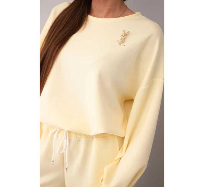 Dámský set mikina s broží a kalhoty s nohavicí žlutý model 21921250 - K-Fashion Dámský set mikina s broží a kalhoty s nohavicí žlutý model 21921250 - K-Fashion