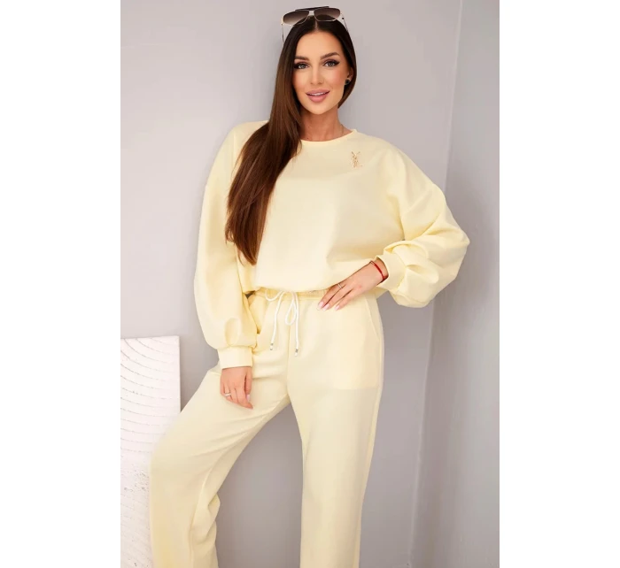 Dámský set mikina s broží a kalhoty s nohavicí žlutý model 21921250 - K-Fashion Dámský set mikina s broží a kalhoty s nohavicí žlutý model 21921250 - K-Fashion