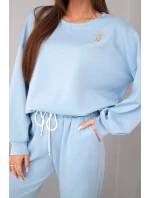 Dámský komplet máslový svetr s broží a kalhoty s model 21921256 nohavicí modrý - K-Fashion
