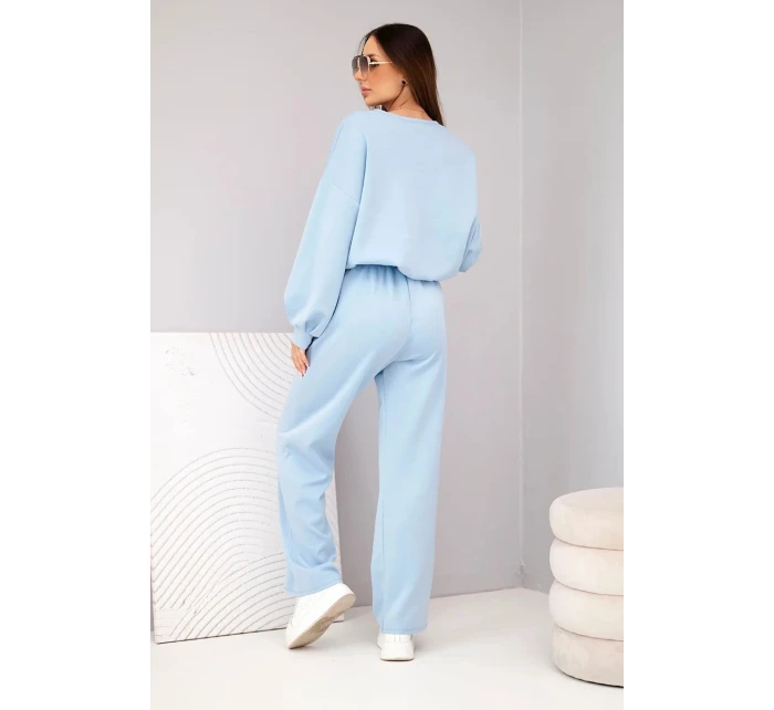 Dámský komplet máslový svetr s broží a kalhoty s model 21921256 nohavicí modrý - K-Fashion Dámský komplet máslový svetr s broží a kalhoty s model 21921256 nohavicí modrý - K-Fashion