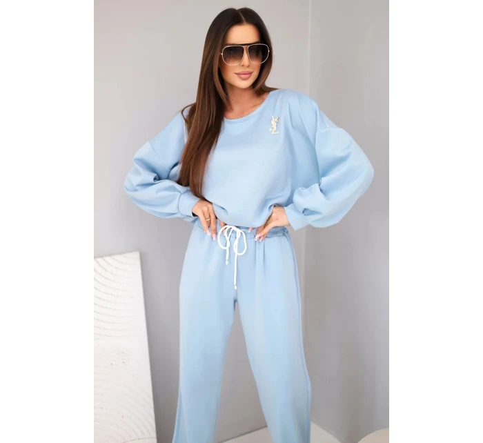 Dámský komplet máslový svetr s broží a kalhoty s model 21921256 nohavicí modrý - K-Fashion Dámský komplet máslový svetr s broží a kalhoty s model 21921256 nohavicí modrý - K-Fashion