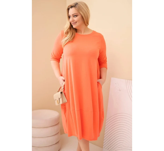 Dámská bavlněná šaty Plus Size s ohrnovacími rukávy a kapsami meruňková Dámská bavlněná šaty Plus Size s ohrnovacími rukávy a kapsami meruňková