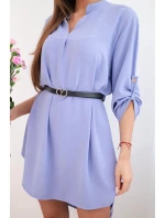 Šaty s delším zadním dílem a páskem světle fialová