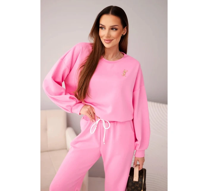 Dámská souprava máslová mikina s broží a kalhoty s model 21949310 nohavicí světle růžový - K-Fashion Dámská souprava máslová mikina s broží a kalhoty s model 21949310 nohavicí světle růžový - K-Fashion