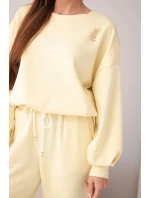 Dámský komplet máslová mikina s broží a kalhoty s rovnými nohavicemi citronový Dámský komplet máslová mikina s broží a kalhoty s rovnými nohavicemi citronový