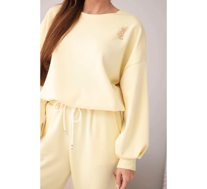 Dámský komplet máslová mikina s broží a kalhoty s rovnými nohavicemi citronový Dámský komplet máslová mikina s broží a kalhoty s rovnými nohavicemi citronový