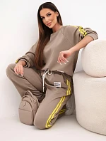 Dámský teplákový komplet Masełko s lampasy a volnou mikinou fango