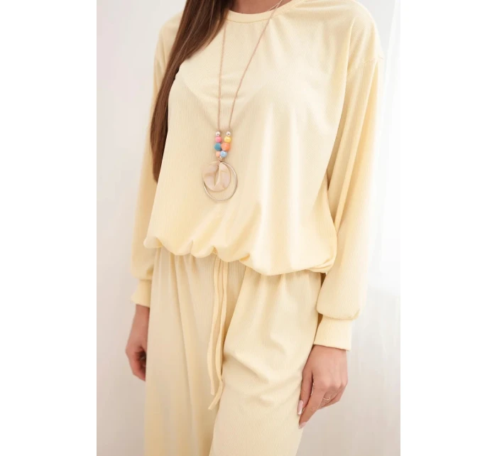 Dámský komplet viskózová mikina s přívěskem a široké kalhoty žlutý Dámský komplet viskózová mikina s přívěskem a široké kalhoty žlutý