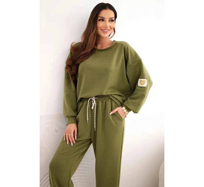 Dámský máslový komplet s volnou mikinou a kalhotami s nápisem LOVE olivový Dámský máslový komplet s volnou mikinou a kalhotami s nápisem LOVE olivový