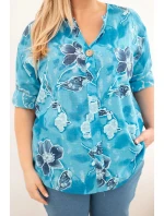 Dámská bavlněná halenka pro v vzoru tyrkysová model 22021024 - K-Fashion Dámská bavlněná halenka pro v vzoru tyrkysová model 22021024 - K-Fashion