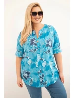 Dámská bavlněná halenka pro v vzoru tyrkysová model 22021024 - K-Fashion Dámská bavlněná halenka pro v vzoru tyrkysová model 22021024 - K-Fashion