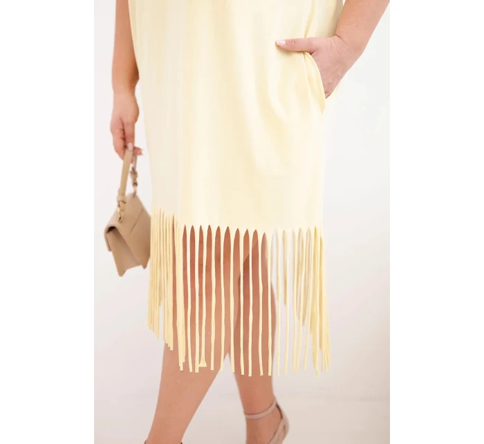 Dámské bavlněné šaty s výstřihem do V a třásněmi na spodním model 22036061 žlutá - K-Fashion Dámské bavlněné šaty s výstřihem do V a třásněmi na spodním model 22036061 žlutá - K-Fashion