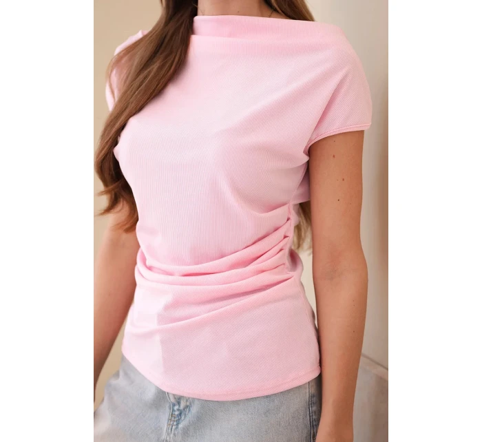 Dámská žebrovaná halenka z viskózy s vodopádovým výstřihem a řasením bonbónově růžová Dámská žebrovaná halenka z viskózy s vodopádovým výstřihem a řasením bonbónově růžová