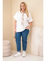 Dámská viskózová halenka Plus Size s krátkým rukávem a ozdobným šátkem bílá Dámská viskózová halenka Plus Size s krátkým rukávem a ozdobným šátkem bílá