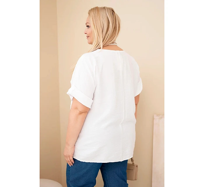 Dámská viskózová halenka Plus Size s krátkým rukávem a ozdobným šátkem bílá Dámská viskózová halenka Plus Size s krátkým rukávem a ozdobným šátkem bílá
