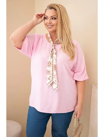 Dámská viskózová halenka Plus Size s krátkým rukávem a ozdobným šátkem bonbónově růžová Dámská viskózová halenka Plus Size s krátkým rukávem a ozdobným šátkem bonbónově růžová