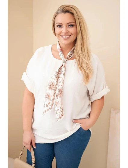 Dámská viskózová halenka Plus Size s krátkým rukávem a ozdobným šátkem béžová Dámská viskózová halenka Plus Size s krátkým rukávem a ozdobným šátkem béžová