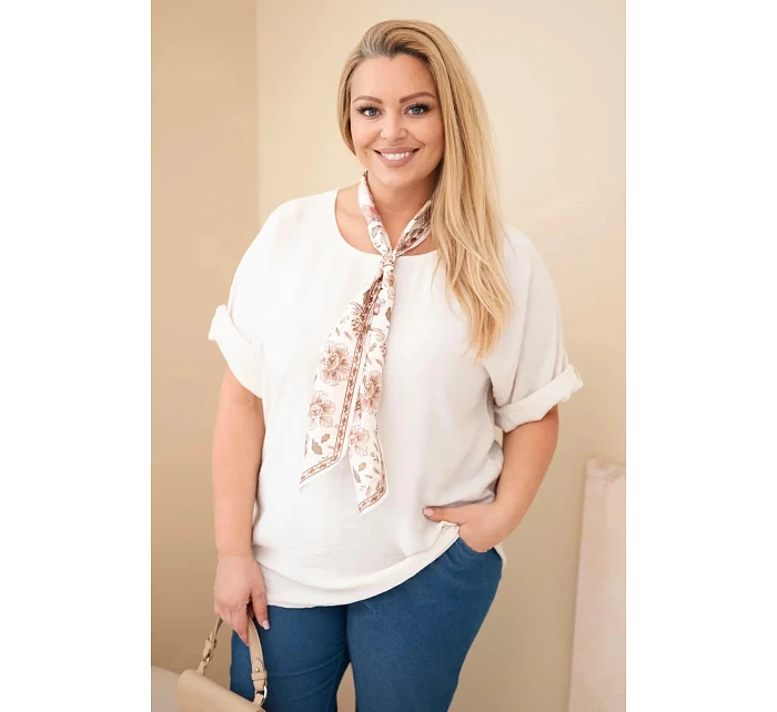Dámská viskózová halenka Plus Size s krátkým rukávem a ozdobným šátkem béžová Dámská viskózová halenka Plus Size s krátkým rukávem a ozdobným šátkem béžová
