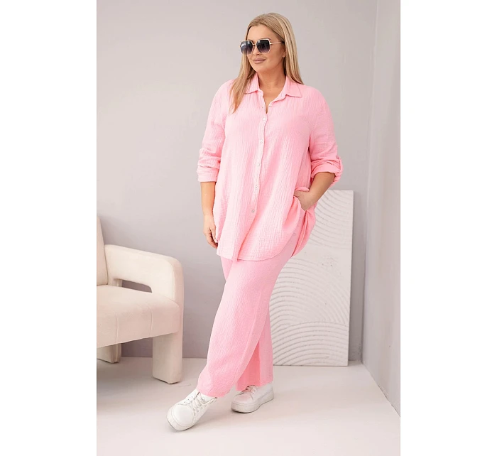 Dámská mušelínová souprava Plus size s košilí zapínanou na knoflíky a s kalhotami se širokou nohavicí bonbónová růžová Dámská mušelínová souprava Plus size s košilí zapínanou na knoflíky a s kalhotami se širokou nohavicí bonbónová růžová