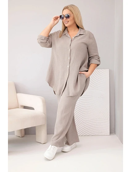 Dámský mušelínový komplet Plus Size s košilí zapínanou na knoflíky a kalhotami se širokými nohavicemi fango Dámský mušelínový komplet Plus Size s košilí zapínanou na knoflíky a kalhotami se širokými nohavicemi fango