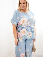Dámský komplet Plus Size s halenkou a kalhotami s květinovým vzorem a širokými nohavicemi modrý