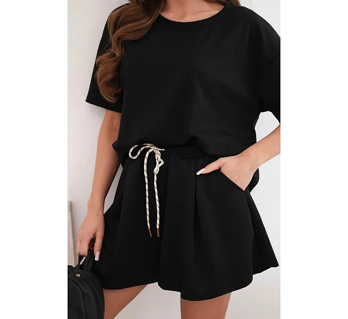 Dámský viskózový komplet v máslové model 22077198 s krátkým rukávem a kraťasy s vysokým pasem černý - K-Fashion Dámský viskózový komplet v máslové model 22077198 s krátkým rukávem a kraťasy s vysokým pasem černý - K-Fashion