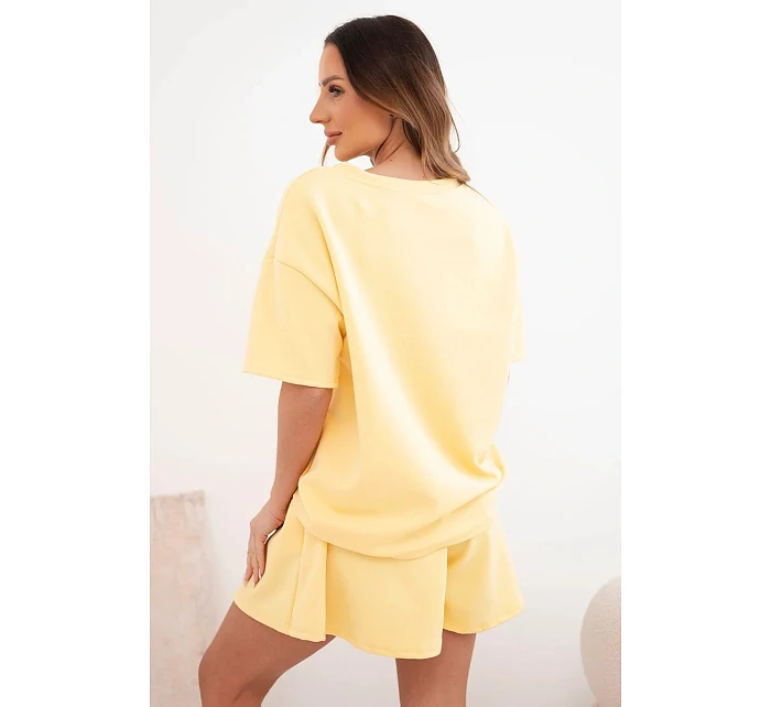 Dámský komplet z viskózy model 22077200 s krátkým rukávem a kraťasy s vysokým pasem žlutý - K-Fashion Dámský komplet z viskózy model 22077200 s krátkým rukávem a kraťasy s vysokým pasem žlutý - K-Fashion
