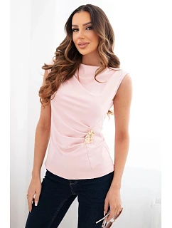 Dámská elegantní halenka s řasením a ozdobnou sponou bez rukávů pudrově růžová