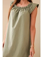 Dámské bavlněné šaty s nařaseným výstřihem a volánem khaki Dámské bavlněné šaty s nařaseným výstřihem a volánem khaki