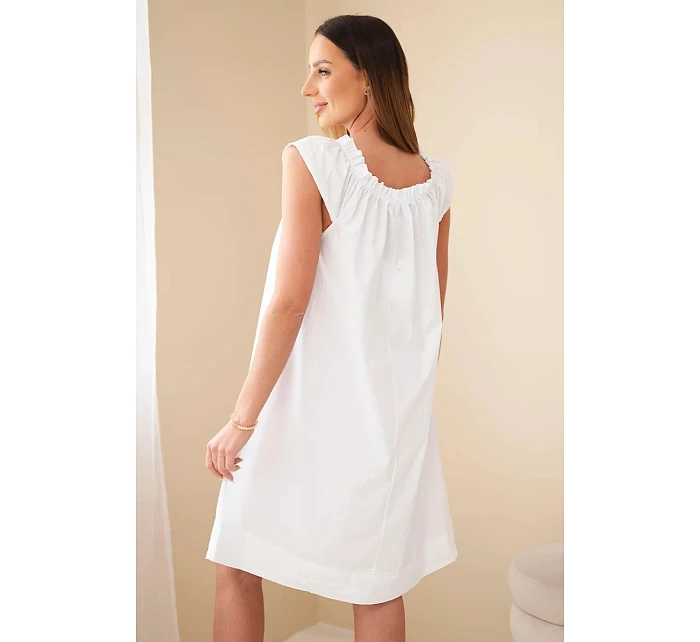 Dámské bavlněné šaty s nařaseným výstřihem a volánkem bílá Dámské bavlněné šaty s nařaseným výstřihem a volánkem bílá