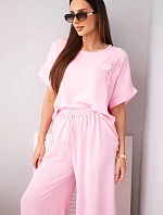 Dámský komplet z viskózy s ozdobným květem a širokými kalhotami bonbónově růžová