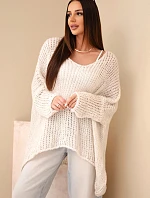 Dámský svetr oversized se vzorem a výstřihem do V a delším zadním dílem béžový