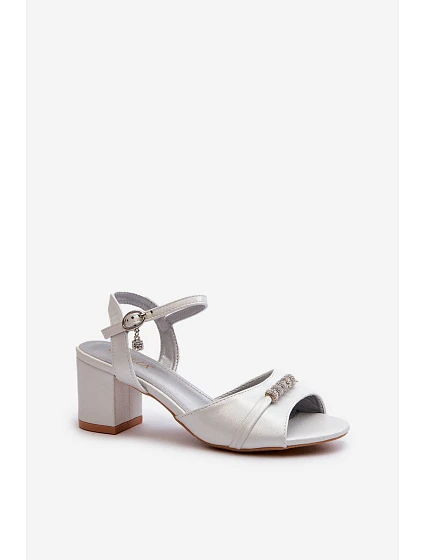 Dámské sandály z eko kůže na podpatku s ozdobami stříbrné model 21658163 - VINCEZA