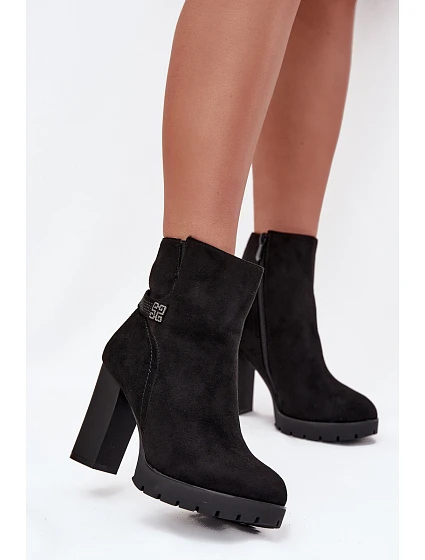 Zateplené dámské kotníkové boty na podpatku s ozdobnou páskou černé model 21707403 - Boto