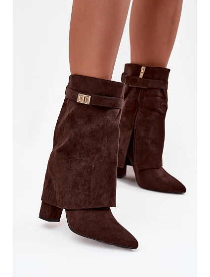 Zateplené dámské kozačky na podpatku s ozdobným páskem čokoládové model 21715350 - Boto