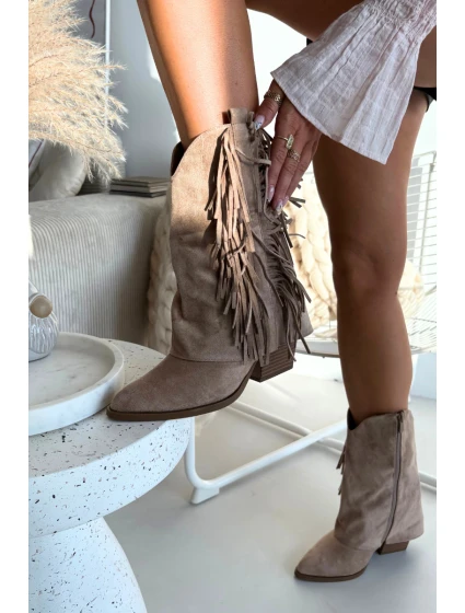 Dámské boty s třásněmi na podpatku Khaki model 21821870 - Boto Dámské boty s třásněmi na podpatku Khaki model 21821870 - Boto