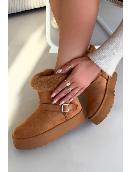 sněhule na platformě s přezkou a kožešinou Camel model 21821884 - Boto sněhule na platformě s přezkou a kožešinou Camel model 21821884 - Boto