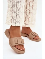 Dámské pantofle na nízkém podpatku s přezkou béžové model 21900564 - Boto