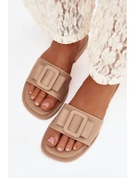 Dámské pantofle na nízkém podpatku s přezkou béžové model 21900564 - Boto