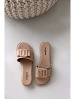 Dámské pantofle na nízkém podpatku s přezkou béžové model 21900564 - Boto