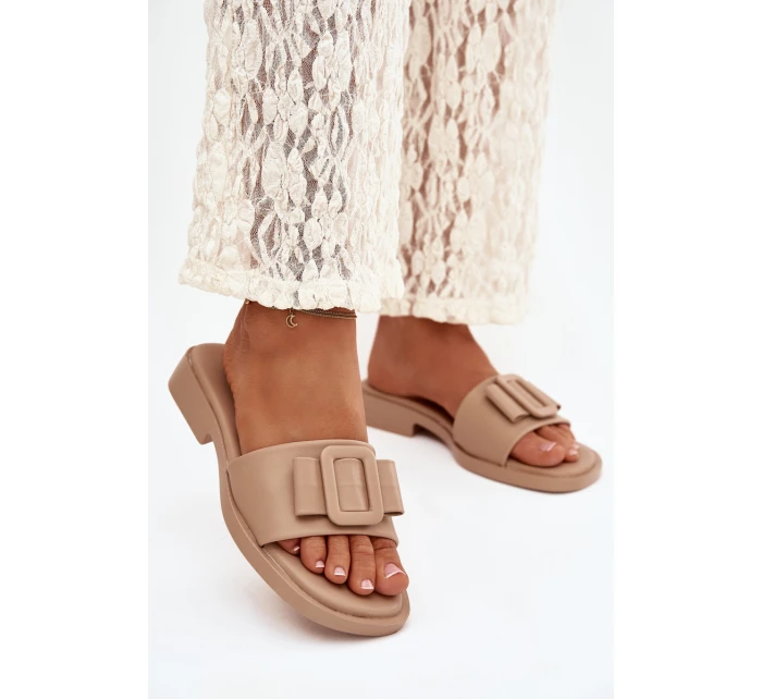 Dámské pantofle na nízkém podpatku s přezkou béžové model 21900564 - Boto Dámské pantofle na nízkém podpatku s přezkou béžové model 21900564 - Boto