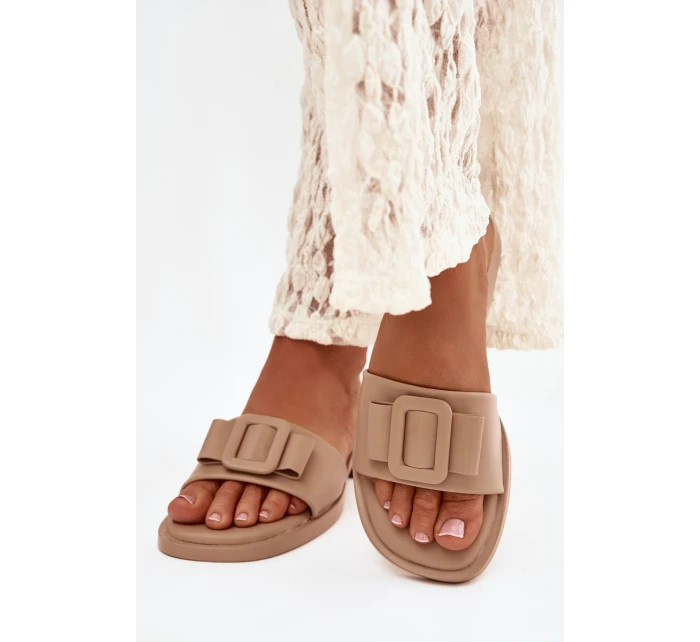 Dámské pantofle na nízkém podpatku s přezkou béžové model 21900564 - Boto Dámské pantofle na nízkém podpatku s přezkou béžové model 21900564 - Boto