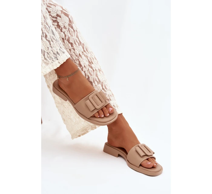 Dámské pantofle na nízkém podpatku s přezkou béžové model 21900564 - Boto Dámské pantofle na nízkém podpatku s přezkou béžové model 21900564 - Boto