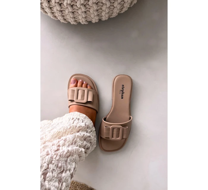 Dámské pantofle na nízkém podpatku s přezkou béžové model 21900564 - Boto Dámské pantofle na nízkém podpatku s přezkou béžové model 21900564 - Boto