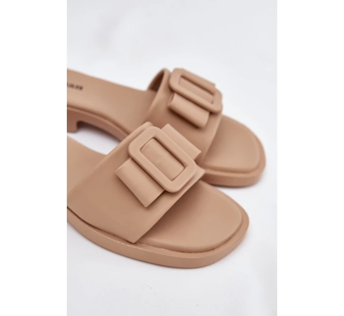 Dámské pantofle na nízkém podpatku s přezkou béžové model 21900564 - Boto Dámské pantofle na nízkém podpatku s přezkou béžové model 21900564 - Boto