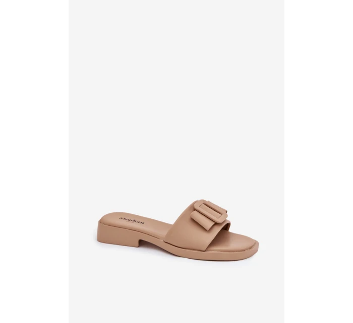 Dámské pantofle na nízkém podpatku s přezkou béžové model 21900564 - Boto Dámské pantofle na nízkém podpatku s přezkou béžové model 21900564 - Boto