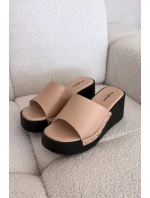 Dámské nazouváky na platformě se zlatými Béžové model 21918852 - Boto